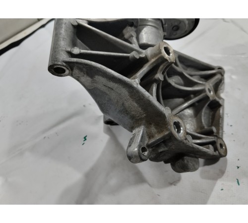 Кронштейн генератора с роликом натяжителя ремня ГРМ