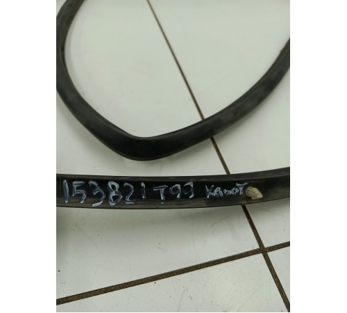 Уплотнитель капота