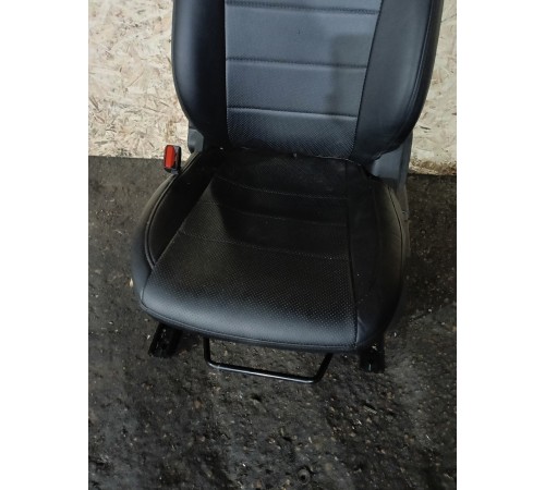 Сиденье переднее левое