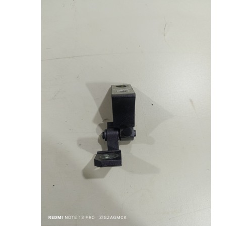 Петля двери задняя левая верхняя