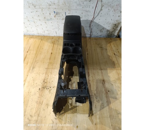 Центральная консоль с подлокотником