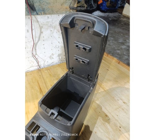 Центральная консоль с подлокотником