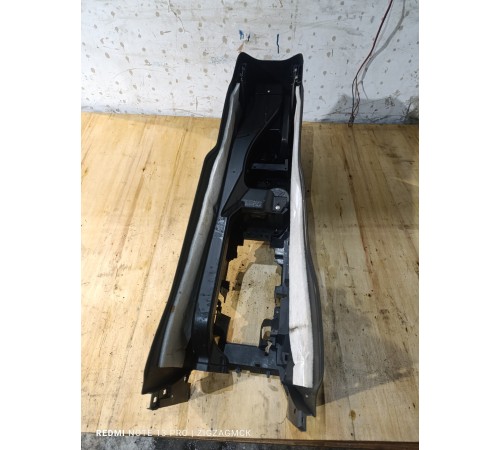 Центральная консоль с подлокотником