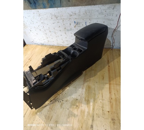 Центральная консоль с подлокотником