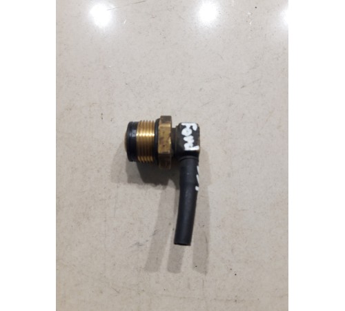 Штуцер клапана аварийного растормаживания верхний