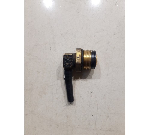 Штуцер клапана аварийного растормаживания верхний