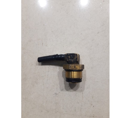 Штуцер клапана аварийного растормаживания верхний