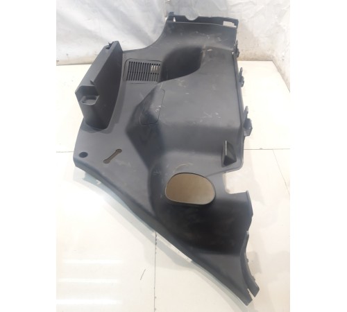 Обшивка багажника (правая)