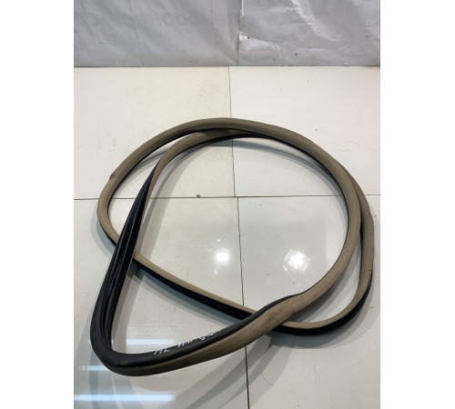 Уплотнитель двери (передний, правый)