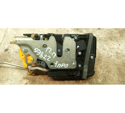 Замок двери передней правой