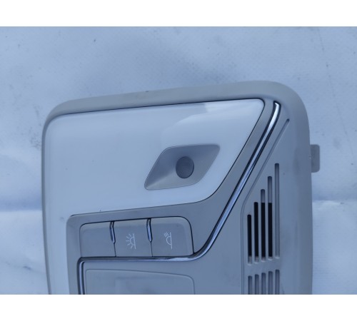 Плафон внутреннего освещения салона передний