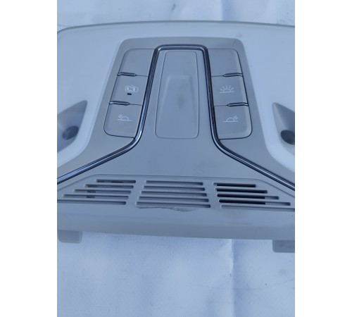 Плафон внутреннего освещения салона передний