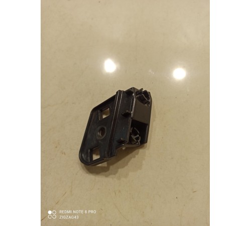 Крепление накладки торпедо(правое)