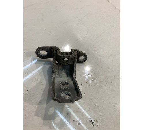 Петля двери (передняя, правая, верхняя)