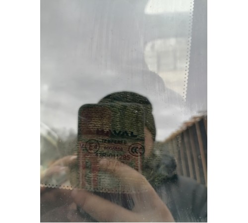 Глухое стекло кузова правое, форточка