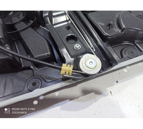 Стеклоподъемник (задний правый)