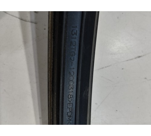 Уплотнитель стекла (передний левый)