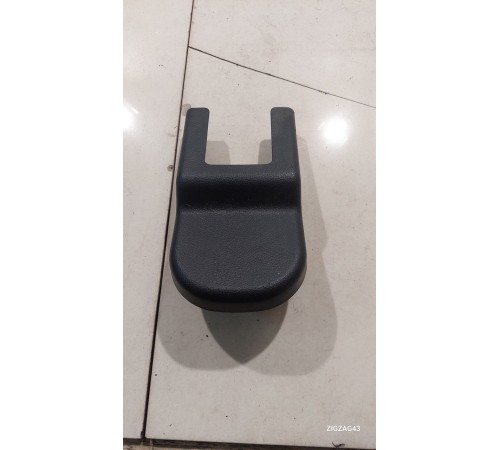 Крышка крепления сиденья передняя правая