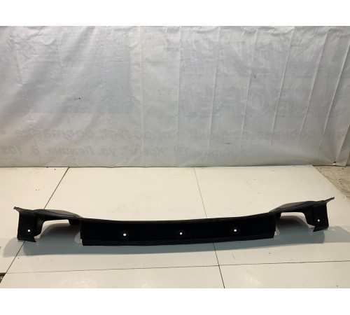 Накладка стойки багажника, центральная (слив под крышкой багажника)