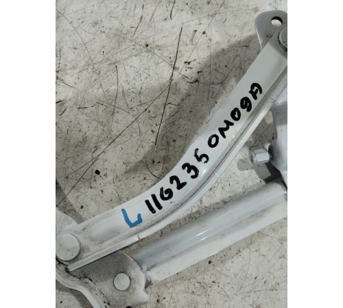 Петля капота правая