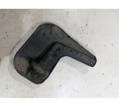 Брызговик передний правый