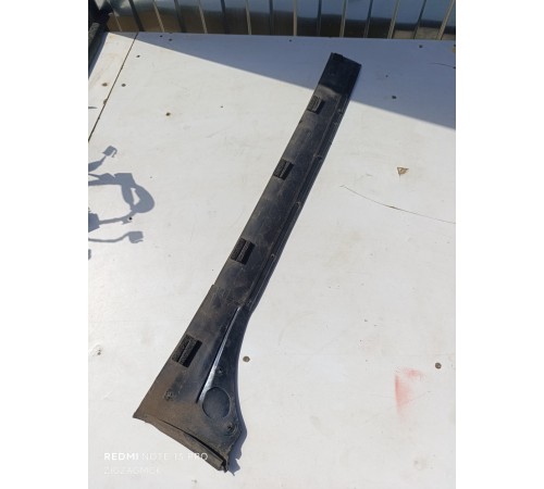 Уплотнитель двери задний левый (молдинга) 