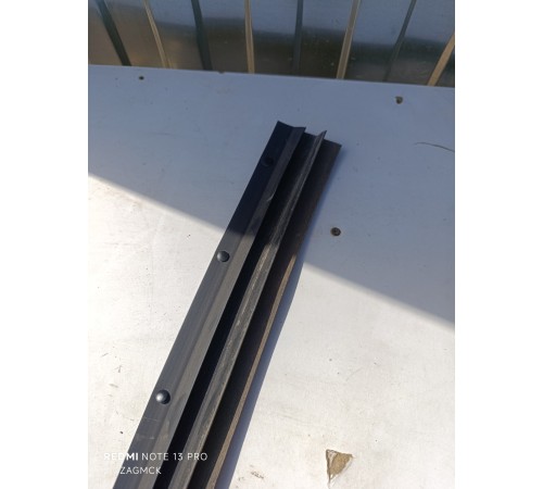 Уплотнитель двери задний левый (молдинга) 