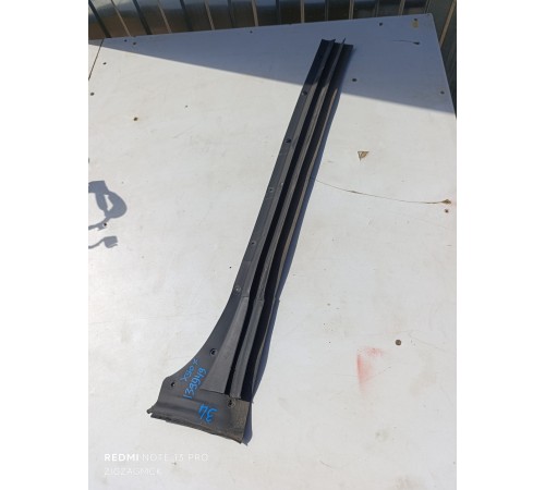 Уплотнитель двери задний левый (молдинга) 