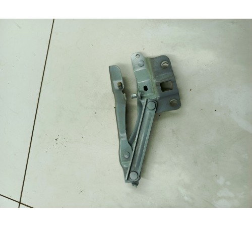 Петля капота правая