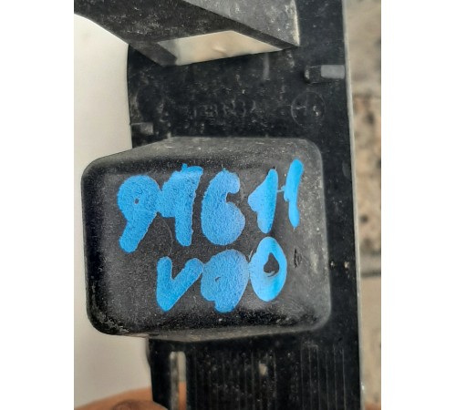 Крышка омывателя фар (левая)