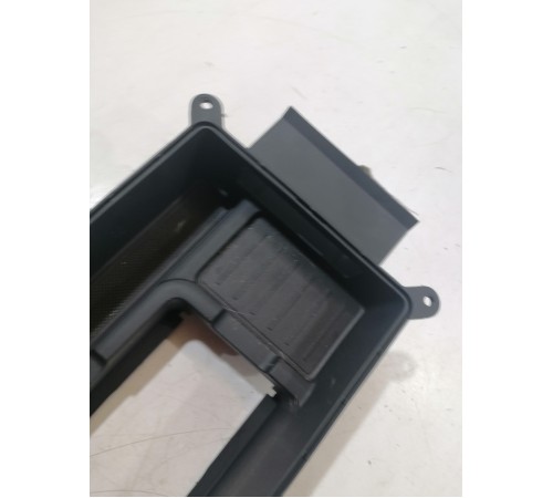 Накладка центральной консоли под беспроводную зарядку