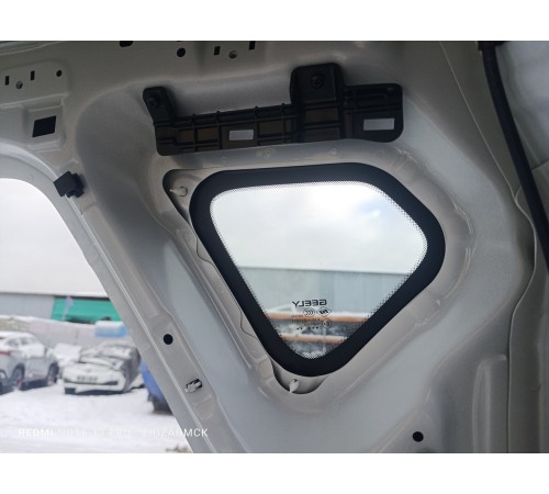 Глухое стекло заднее правое