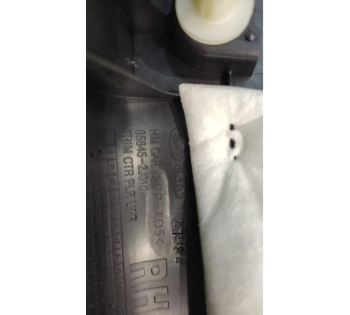 Обшика центральной стойки (правая)