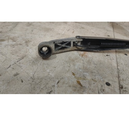 Поводок стеклоочистителя левый