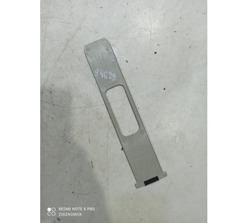 Накладка обшивки центральной стойки левая