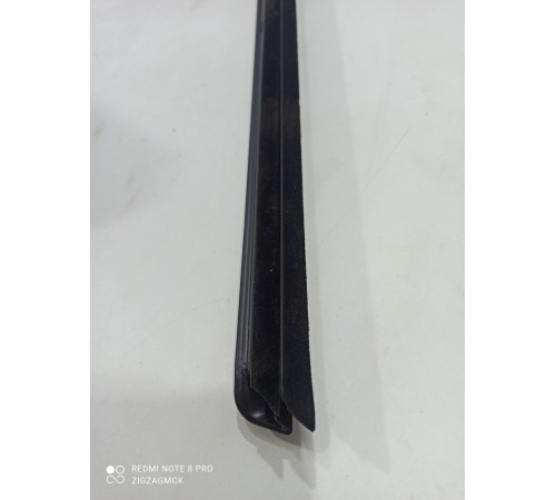 Уплотнитель стекла передний левый