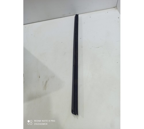 Уплотнитель стекла передний левый