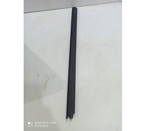 Уплотнитель стекла передний левый