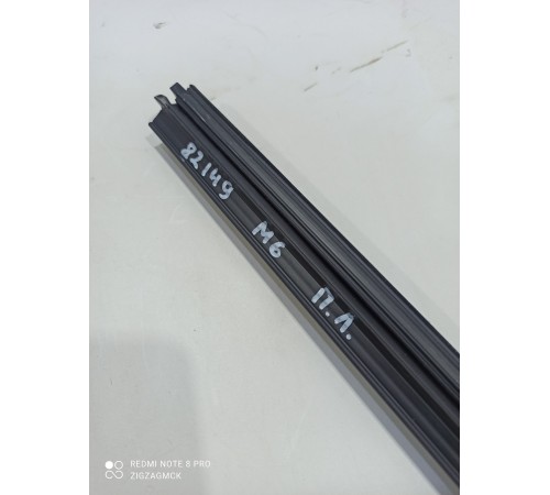 Уплотнитель стекла передний левый