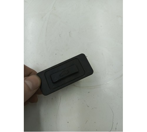 Кнопка открывания багажника