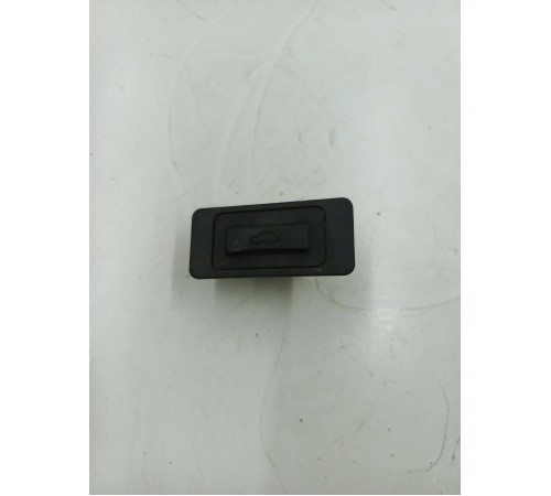 Кнопка открывания багажника