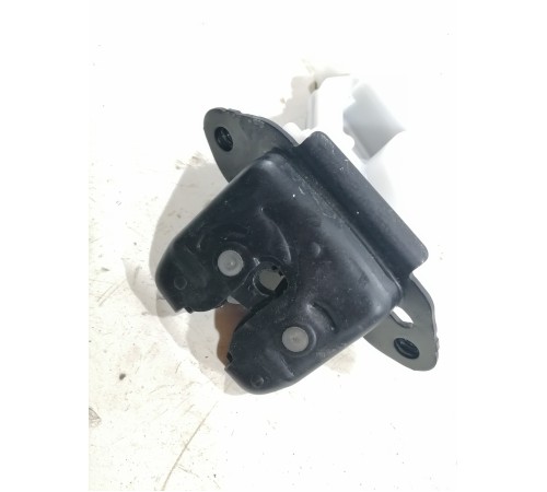 Замок крышки двери багажника