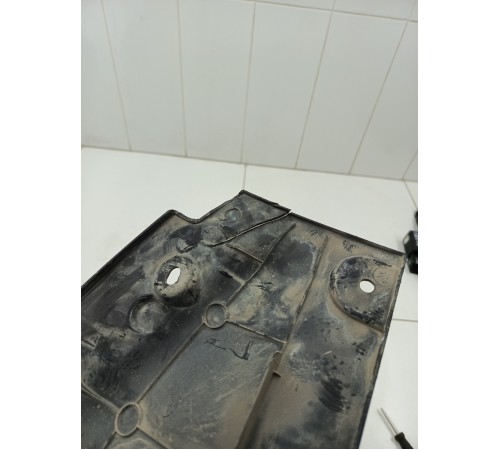 Накладка замка капота 