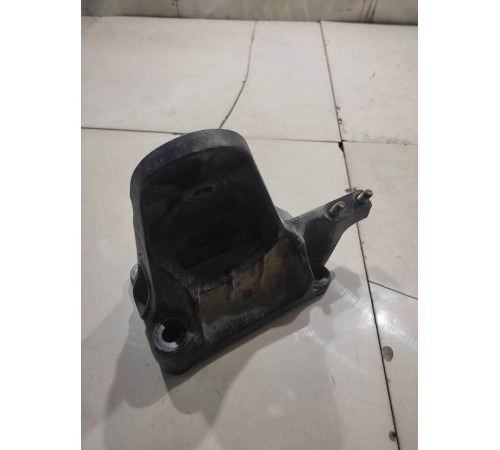 Кронштейн опоры двигателя правый