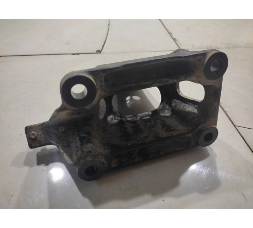 Кронштейн опоры двигателя правый