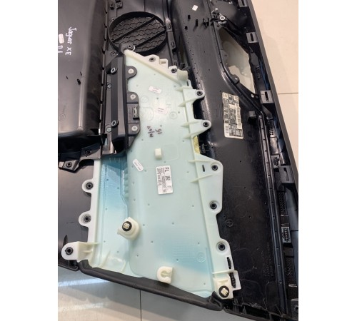 Обшивка двери (передняя, левая)