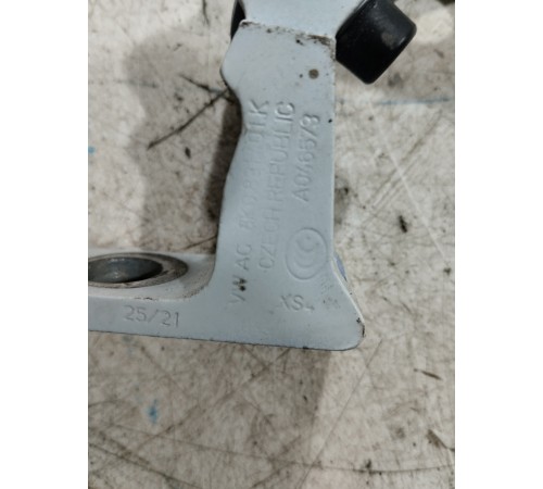 Петля двери(задняя левая нижняя)