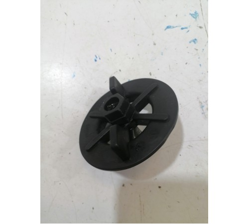 Винт крепления запасного колеса