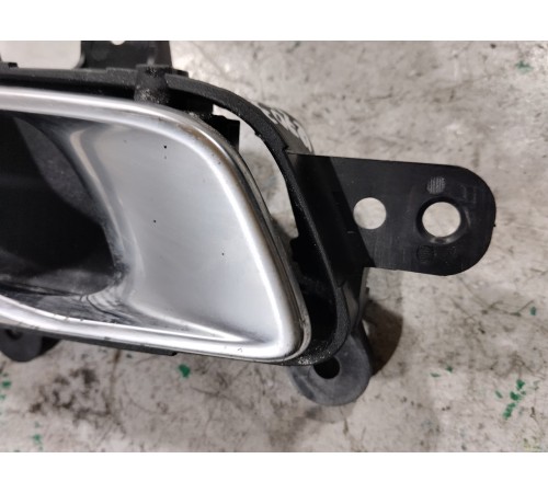 Ручка двери передняя правая внутренняя