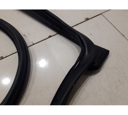 Уплотнитель двери (передний, правый)